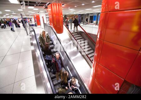 Scale mobili nel nuovo piano mezzanino della stazione principale di Monaco. [traduzione automatizzata] Foto Stock