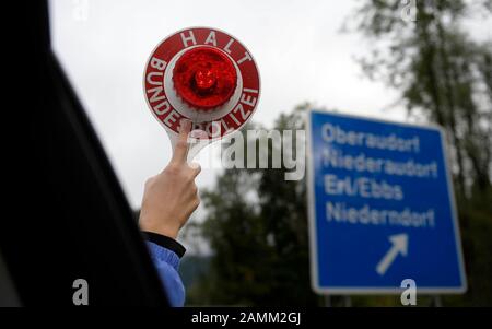 Ricerca del velo della polizia federale Rosenheim lungo l'autostrada vicino al confine: Nella foto gli investigatori fermano un veicolo sospetto. [traduzione automatizzata] Foto Stock