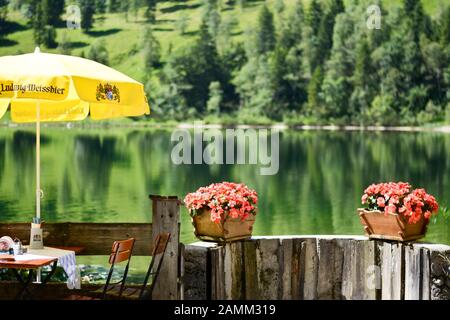 Escursione a tema sotto il motto "Questa è la vetta" intorno al vertice del G7 2015 a Elmau. L'escursione porta da Ferchensee a Schloss Elmau attraverso il mondo alpino del Karwendel. Si tratta di un ristorante sul lago. [traduzione automatizzata] Foto Stock