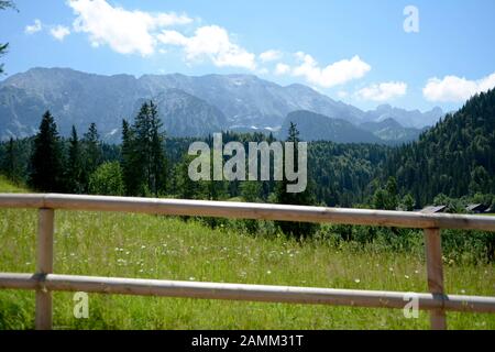 Escursione a tema sotto il motto "Questa è la vetta" intorno al vertice del G7 2015 a Elmau. L'escursione porta da Ferchensee a Schloss Elmau attraverso il mondo alpino del Karwendel. [traduzione automatizzata] Foto Stock