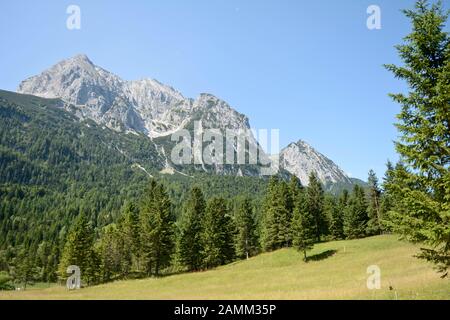 Escursione a tema sotto il motto "Questa è la vetta" intorno al vertice del G7 2015 a Elmau. L'escursione porta da Ferchensee a Schloss Elmau attraverso il mondo alpino del Karwendel. [traduzione automatizzata] Foto Stock