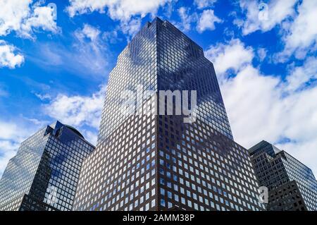 Ufficio edificio vicino con cielo riflettente. Foto Stock