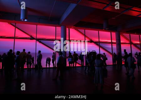 L'arena del FC Bayern Monaco di Baviera a Fröttmaning presenta il suo nuovo sistema di illuminazione a LED composto da oltre 300.000 LED in una presentazione stampa. L'immagine mostra la vista dall'interno verso l'esterno. [traduzione automatizzata] Foto Stock