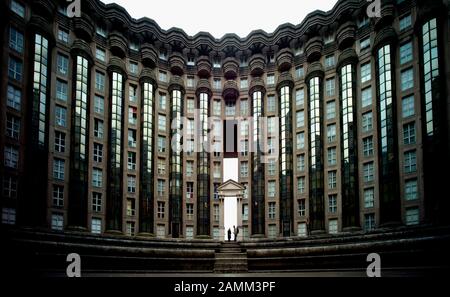 La casa residenziale d'Abraxas dell'architetto Ricordo Bofill a Noisy-le Grand nella zona di Parigi [traduzione automatizzata] Foto Stock