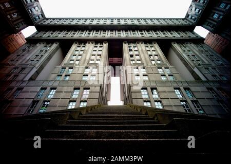 La casa residenziale d'Abraxas dell'architetto Ricordo Bofill a Noisy-le Grand nella zona di Parigi [traduzione automatizzata] Foto Stock