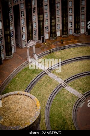 La casa residenziale d'Abraxas dell'architetto Ricordo Bofill a Noisy-le Grand nella zona di Parigi [traduzione automatizzata] Foto Stock