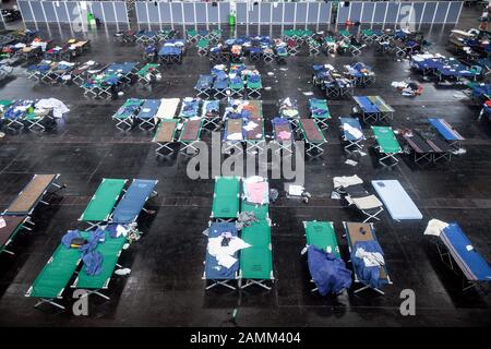 Improvvisato alloggio temporaneo per i rifugiati in una sala espositiva a Riem: Nella foto, posti letto per le persone stanche. [traduzione automatizzata] Foto Stock