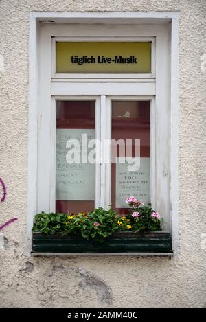 "Musica dal vivo giornaliera" nel ristorante tradizionale "Schwabinger Podium" a Wagnerstraße 1, angolo Siegesstraße ad Altschwabing. [traduzione automatizzata] Foto Stock