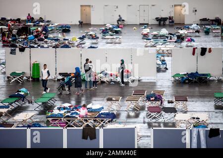 Improvvisato alloggio temporaneo per i rifugiati in una sala espositiva a Riem: Nella foto, posti letto per le persone stanche. [traduzione automatizzata] Foto Stock