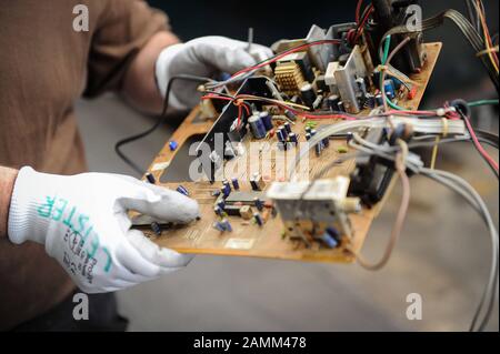 L'impianto di riciclaggio del "Raven bianco" di Dornach offre occupazione a persone gravemente disabili e disoccupati di lunga durata. Nella foto computer spazzatura. [traduzione automatizzata] Foto Stock