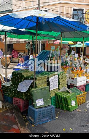 bangkok, thailandia - 2020.01.12: foglie di banani in mazzi esposti per la vendita in una stalla di mercato su thanon chakkraphet Foto Stock