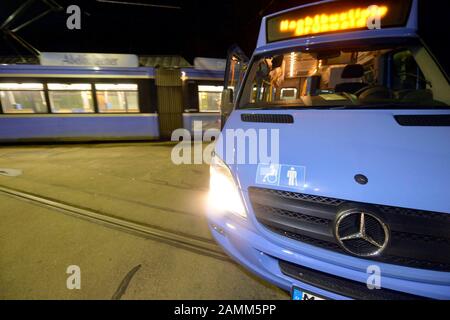 Autobus notturno linea Grünwald: A nome del comune di Grünwald, un autobus notturno collega il capolinea del tram linea N 27 al Großhesseloher Brücke e il cimitero a sud di Grünwald. [traduzione automatizzata] Foto Stock