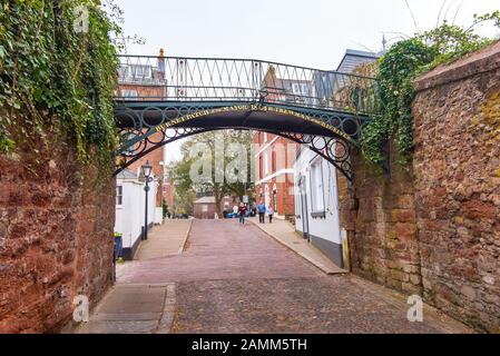 Exeter, DEVON, UK - 31MAR19: Il Burnet Patch Bridge è stato il primo ponte in ferro battuto di Exeter, costruito per aiutare il sindaco a fare La Sua annuale Muraltie A Piedi Foto Stock