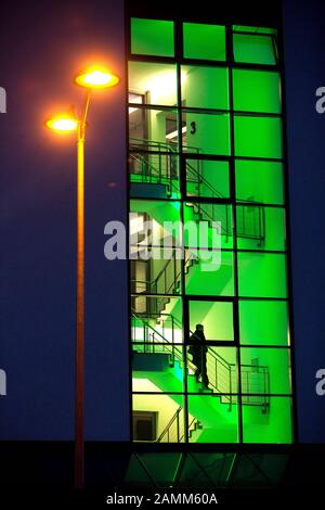 Scala illuminata nell'edificio del Parkring 37 della Facoltà di Ingegneria Meccanica presso la tu Munich nel Business Campus di Garching-Hochbrück. [traduzione automatizzata] Foto Stock