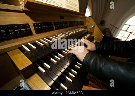 Il musicista della Chiesa Christoph Heuberger presso l'organo della chiesa parrocchiale dell'Assunzione della Vergine Maria a Bad Tölz. [traduzione automatizzata] Foto Stock