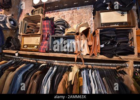 Il ramo Pick and Weight della catena di seconda mano Fashion Market Freestyle di tal 15 paga per l abbigliamento vintage in peso per cui i rispettivi prezzi si basano su quattro diverse