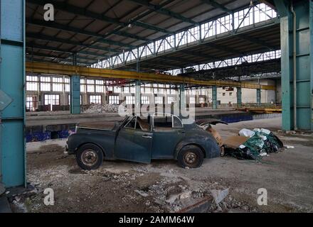 Grande cantiere per il nuovo 'Motorworld' nell'elenco dei lavori di riparazione ferroviaria precedenti a Freimann. In primo piano un oldtimer. [traduzione automatizzata] Foto Stock