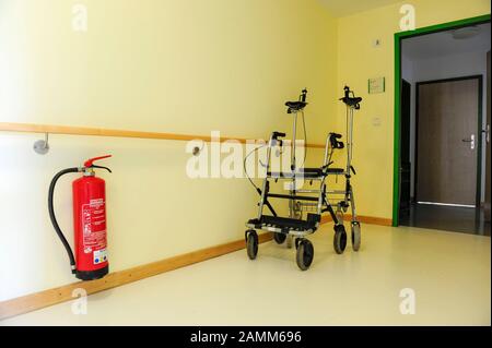 Un rullo nel corridoio della casa evangelica dei vecchi E nursing Planegg a Germeringer Straße 33 a Planegg. [traduzione automatizzata] Foto Stock