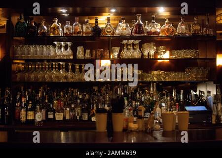 Bicchieri e bottiglie nel 'Bar München' a Maximilianstraße 36. [traduzione automatizzata] Foto Stock