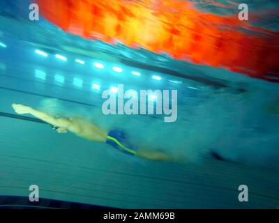 Nuotatore al festival di nuoto 'Head-Trophy' nella Sala olimpica di Monaco. In uno dei più grandi eventi di nuoto in Europa, i giovani atleti possono competere con i migliori nel loro campo. [traduzione automatizzata] Foto Stock