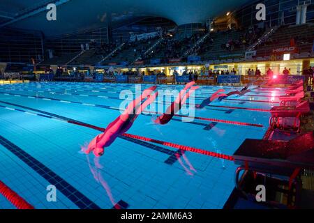 Nuotatore al festival di nuoto 'Head-Trophy' nella Sala olimpica di Monaco. In uno dei più grandi eventi di nuoto in Europa, i giovani atleti possono competere con i migliori nel loro campo. [traduzione automatizzata] Foto Stock