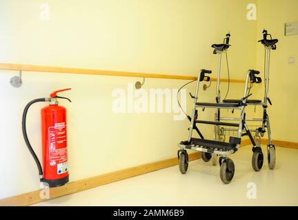 Un rullo nel corridoio della casa evangelica dei vecchi E nursing Planegg a Germeringer Straße 33 a Planegg. [traduzione automatizzata] Foto Stock