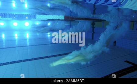 Nuotatore al festival di nuoto 'Head-Trophy' nella Sala olimpica di Monaco. In uno dei più grandi eventi di nuoto in Europa, i giovani atleti possono competere con i migliori nel loro campo. [traduzione automatizzata] Foto Stock