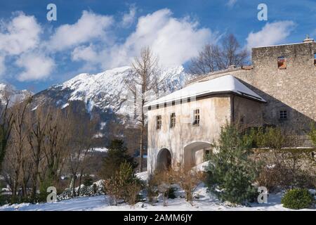 Castello di Gruttenstein al sole serale in inverno, alto sopra Bad Reichenhall, sullo sfondo l'Hochstaufen, Berchtesgadener Land, alta Baviera [traduzione automatizzata] Foto Stock