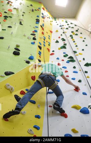 Cantiere per la nuova costruzione di una tripla sala sportiva con centro di arrampicata e spogliatoi di calcio nel nuovo parco sportivo di Fritz-Erler-Straße sotto la gestione di SV Neuperlach. La foto mostra una vista nella sala di arrampicata. [traduzione automatizzata] Foto Stock