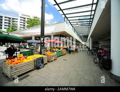 Centro commerciale Haderner Stern a Guardinistraße, con negozi e un complesso culturale con rami della biblioteca comunale e centro di educazione per adulti. [traduzione automatizzata] Foto Stock