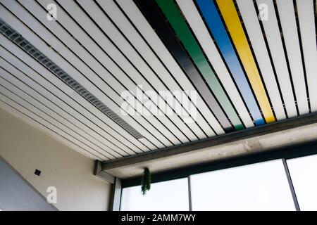 Colori olimpici su un soffitto nello stadio Olympia di Monaco Olympiapark [traduzione automatizzata] Foto Stock