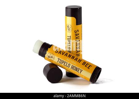 Due bastoni di Savannah Bee marchio Tupelo miele labbro balsamo isolato su uno sfondo bianco. Immagine ritagliata per l'illustrazione e l'uso editoriale. Foto Stock