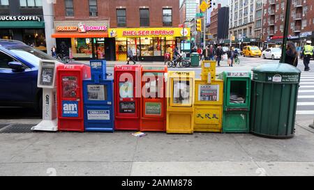 Scatole di giornale del marciapiede su un angolo della strada nel quartiere di Chelsea di Manhattan, New York, NY. Foto Stock