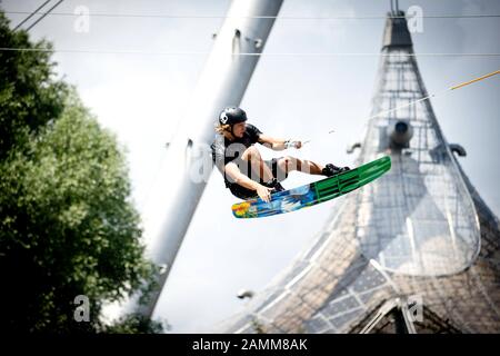 William Klang al Wakeboard Big Air al Monaco di Baviera Mash nel Parco Olimpico di Monaco. [traduzione automatizzata] Foto Stock