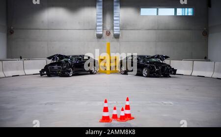 Nella sala del centro di ricerca "Charissma" presso l'Ingolstadt Technical University, due veicoli di marca Audi sono stati presi da un crash test. [traduzione automatizzata] Foto Stock