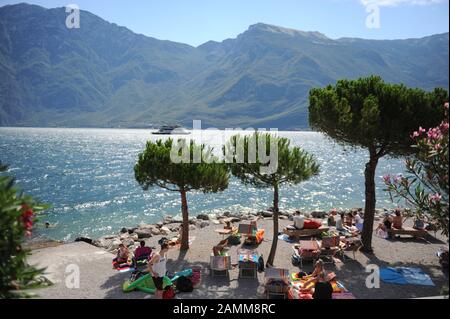 Bagnare i turisti a Torri del Benaco sul Lago di Garda. [traduzione automatizzata] Foto Stock