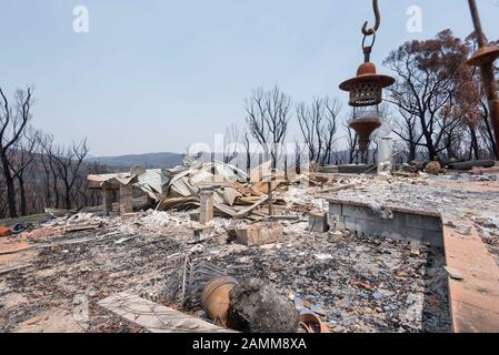 Il Gospers Mountain Mega-Fire ha bruciato attraverso oltre 500.000 ettari di cespuglio, fattorie e case di persone. Nel sobborgo di Clarence il fuoco saltò la Bells Line of Road a fine dicembre e bruciò questa casa al suolo. Le colline sullo sfondo sono altrettanto devastate. A partire dal 14 gennaio 2020 l'incendio è ancora in fiamme, ma è classificato come "Contenuto" e tutte le strade colpite sono ora aperte al traffico. Foto Di Credito Stephen Dwyer Alamy News Foto Stock