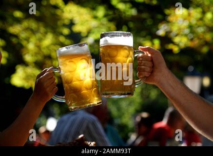 Allietate la birreria all'aperto Aumeister nel Giardino Inglese di Monaco. [traduzione automatizzata] Foto Stock