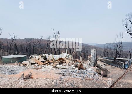 Il Gospers Mountain Mega-Fire ha bruciato attraverso oltre 500.000 ettari di cespuglio, fattorie e case di persone. Nel sobborgo di Clarence il fuoco saltò la Bells Line of Road a fine dicembre e bruciò questa casa al suolo. Le colline sullo sfondo sono altrettanto devastate. A partire dal 14 gennaio 2020 l'incendio è ancora in fiamme, ma è classificato come "Contenuto" e tutte le strade colpite sono ora aperte al traffico. Foto Di Credito Stephen Dwyer Alamy News Foto Stock