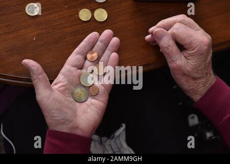 Relazione sul tema della povertà in età avanzata: Una signora anziana conta i soldi nel suo portafoglio. [traduzione automatizzata] Foto Stock