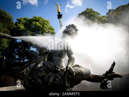 Figura di un cavaliere di pesce nella fontana di fronte all'angelo di pace alla fine della Prinzregentenstraße di Monaco. [traduzione automatizzata] Foto Stock