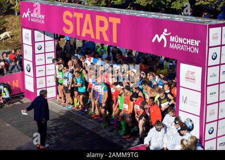 I partecipanti alla 31st Maratona di Monaco al via nel Parco Olimpico. [traduzione automatizzata] Foto Stock