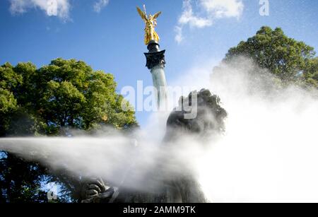 Figura di un cavaliere di pesce nella fontana di fronte all'angelo di pace alla fine della Prinzregentenstraße di Monaco. [traduzione automatizzata] Foto Stock