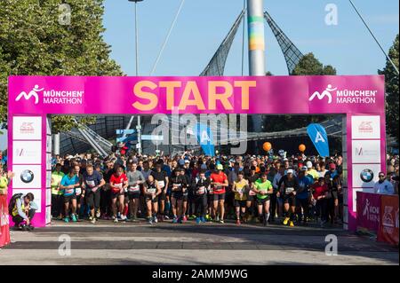I partecipanti alla 31st Maratona di Monaco al via nell'Olympiapark. [traduzione automatizzata] Foto Stock