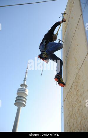 Oltre 50 discipline sportive possono essere provate al M-net Outdoor Sports Festival nel Parco Olimpico di Monaco, che si tiene per la prima volta. L'immagine mostra un climber. [traduzione automatizzata] Foto Stock