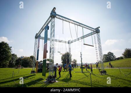 Oltre 50 discipline sportive possono essere provate al M-net Outdoor Sports Festival nel Parco Olimpico di Monaco, che si tiene per la prima volta. L'immagine mostra un percorso ad alta corda. [traduzione automatizzata] Foto Stock