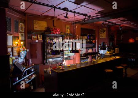 Music pub e pub tradizionale 'Schwabinger Podium' in Wagnerstraße 1, angolo Siegesstraße, a Altschwabingschlieschließt al suo vecchio indirizzo e si sposta a Allach. [traduzione automatizzata] Foto Stock