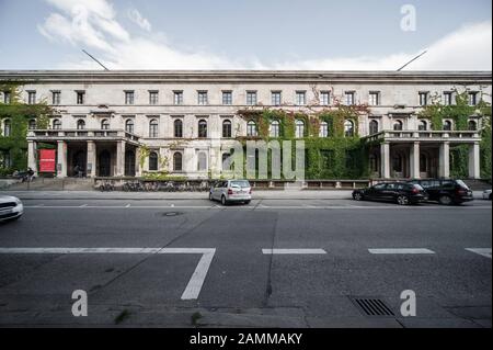 Costruzione dell'Istituto Centrale di Storia dell'Arte presso Katharina-Von-Bora-Strasse 10 a Maxvorstadt, ex edificio amministrativo della NSDAP. [traduzione automatizzata] Foto Stock