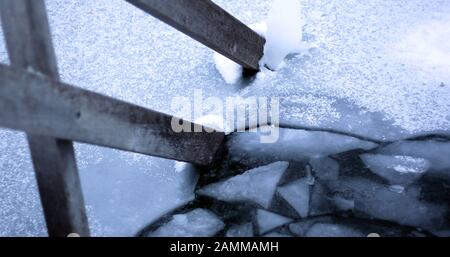 Strato di ghiaccio pericolosamente sottile sul lago balneabile Eichenauer. [traduzione automatizzata] Foto Stock