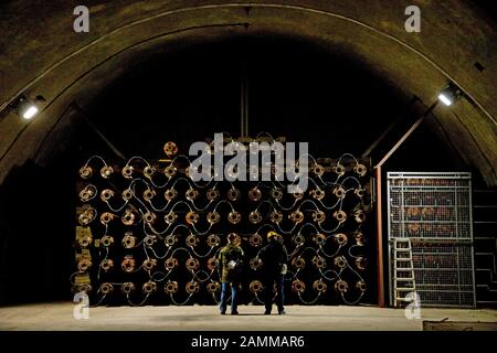 Simulatore per impatto nucleare e brillamento nucleare con due esperti di demolizione sul sito di prova WTD 52 nel sistema di tunnel sotterraneo del Reiteralpe. [traduzione automatizzata] Foto Stock